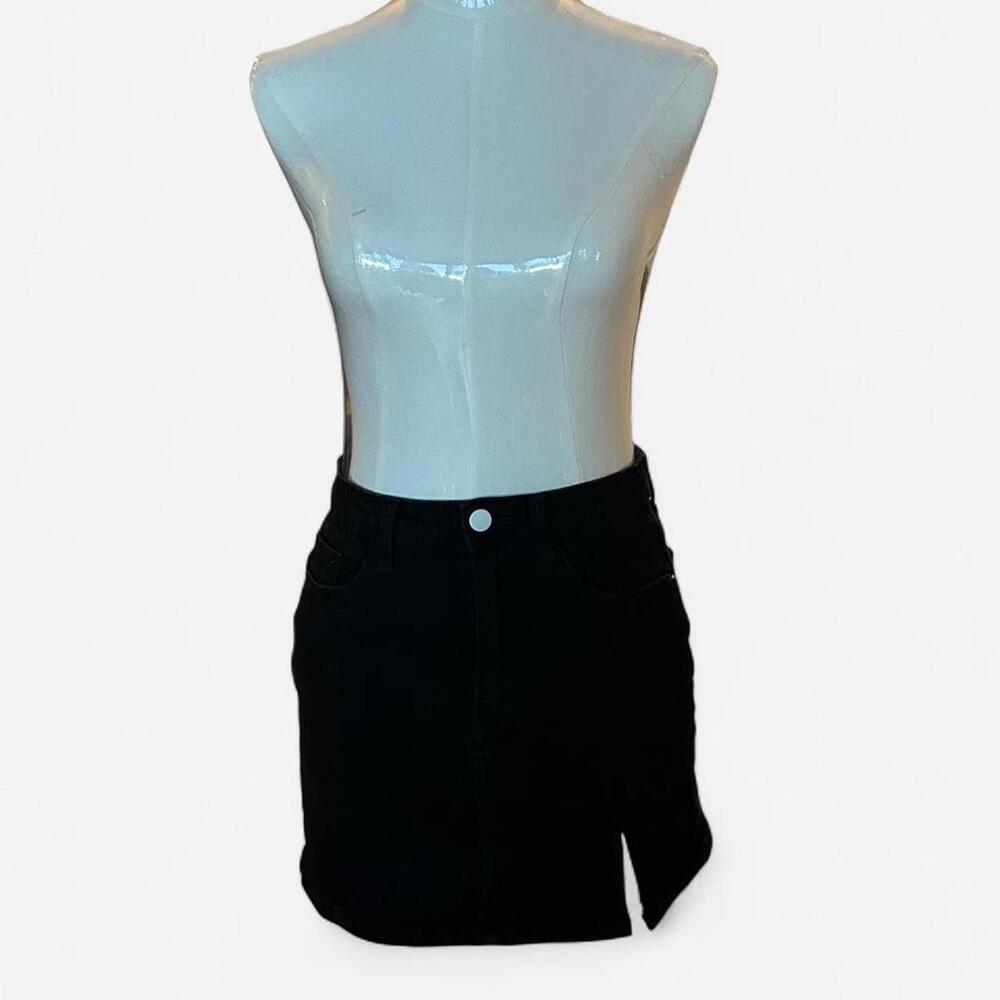 Black stretch denim‎ mini skirt with button front and slit #miniskirt #slit